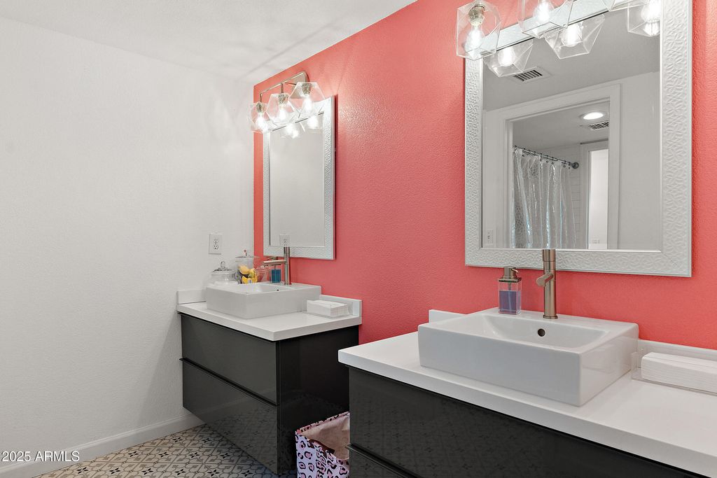 Image 18 of property listing at 122 S HARDY Drive 8, Tempe, AZ 85281