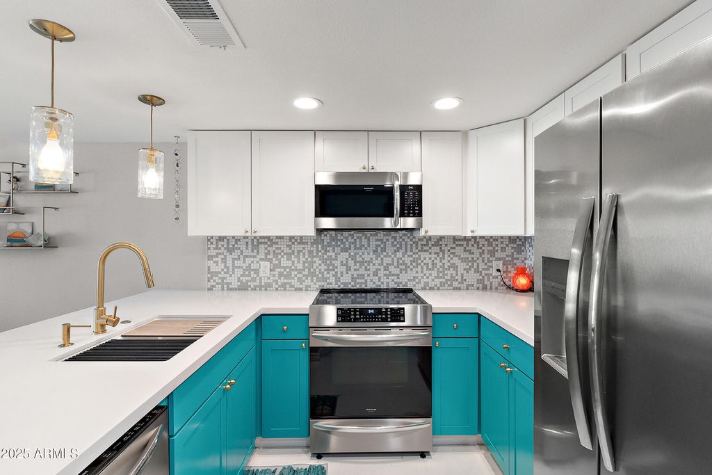 Image 3 of property listing at 122 S HARDY Drive 8, Tempe, AZ 85281