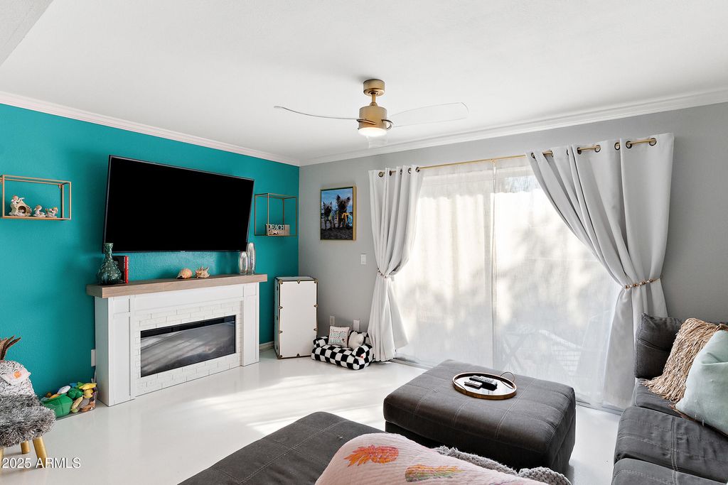 Image 7 of property listing at 122 S HARDY Drive 8, Tempe, AZ 85281