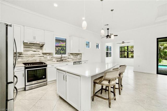 9395 Greyhawk TRL, Naples, FL 34120