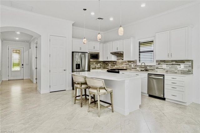 9395 Greyhawk TRL, Naples, FL 34120