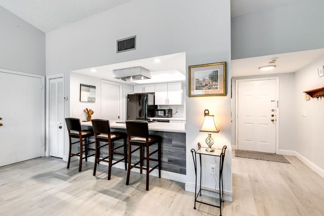 11863 Wimbledon Circle 526, Wellington, FL 33414