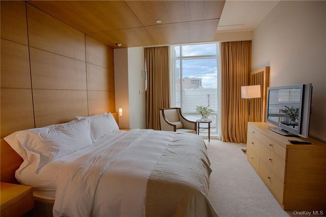 1 Renaissance Square 8C, White Plains, NY 10601