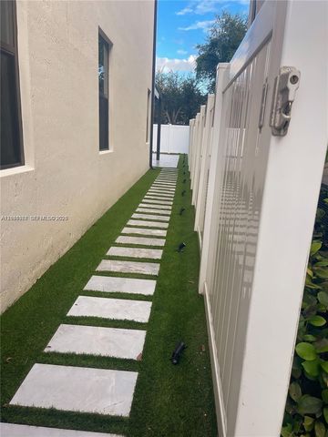 8719 W 33rd Ave, Hialeah, FL 33018