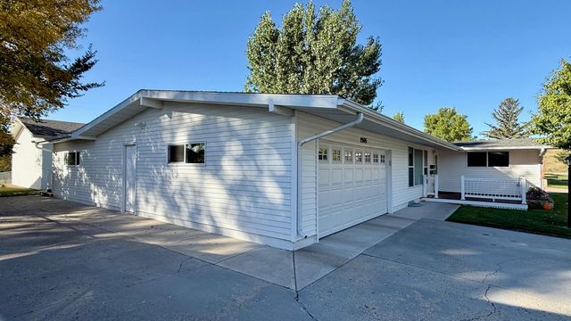 2905 2nd Ave SW, Minot, ND 58701