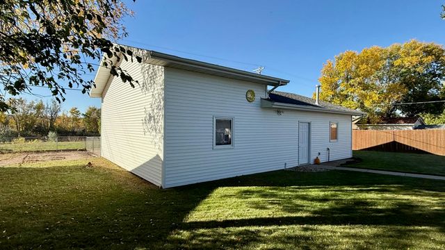 2905 2nd Ave SW, Minot, ND 58701