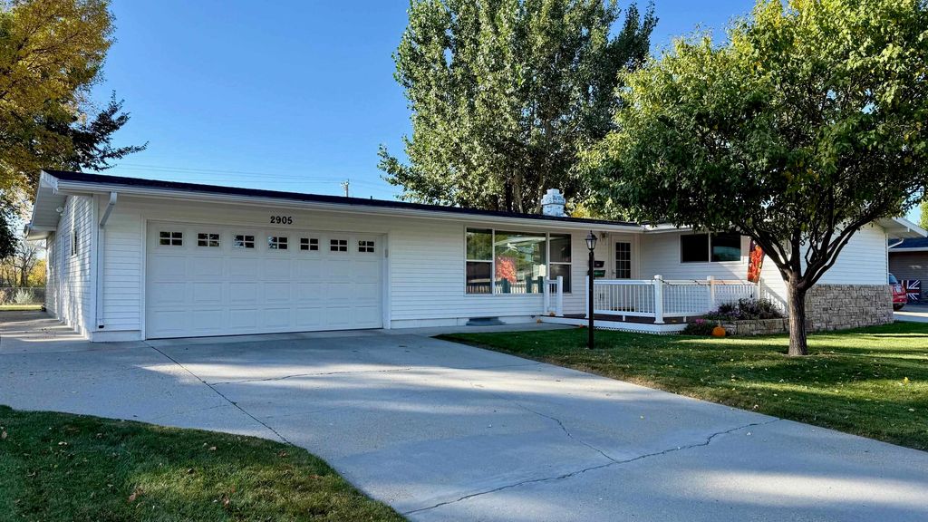 2905 2nd Ave SW, Minot, ND 58701