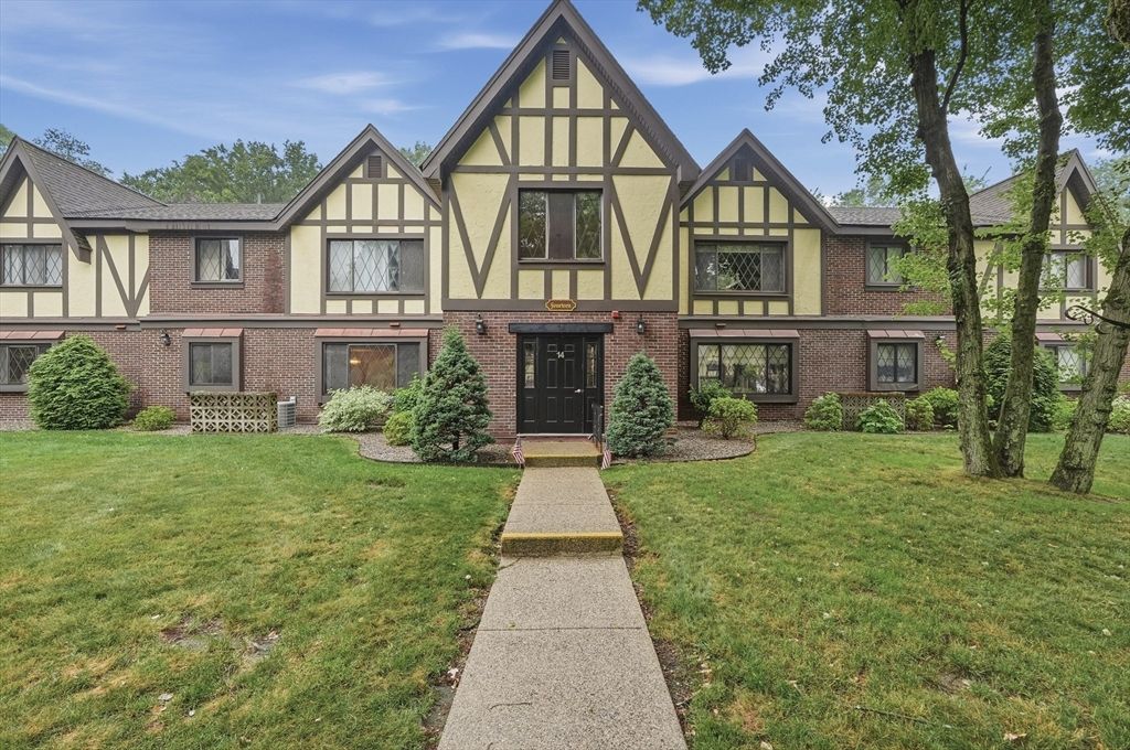 14 Royal Lake Drive 1, Braintree, MA 02184