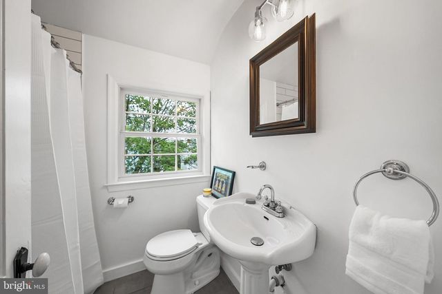 211 W GREENWAY BLVD W, Falls Church, VA 22046