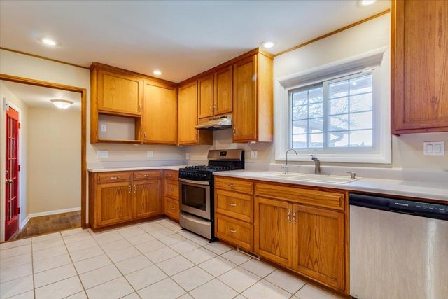 454 S Howe St, Wichita, KS 67209