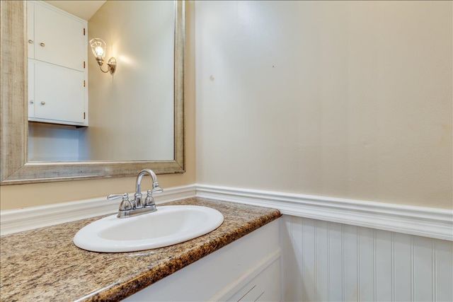 454 S Howe St, Wichita, KS 67209