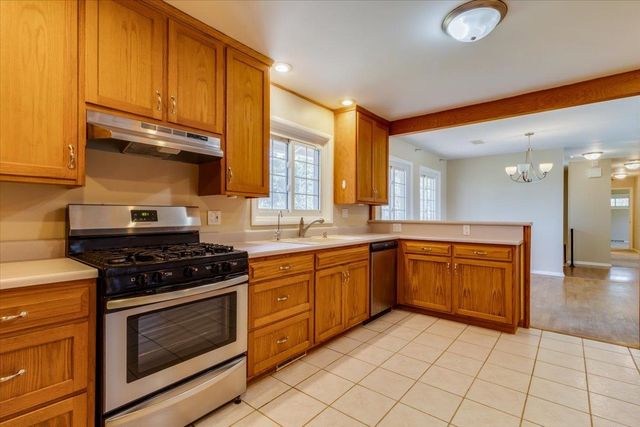 454 S Howe St, Wichita, KS 67209