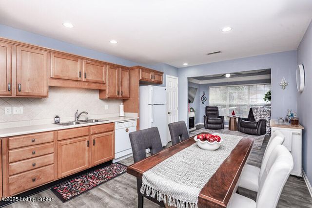 10042 Chenoweth Vista Way, Louisville, KY 40299