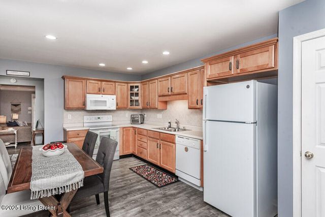 10042 Chenoweth Vista Way, Louisville, KY 40299