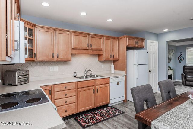 10042 Chenoweth Vista Way, Louisville, KY 40299