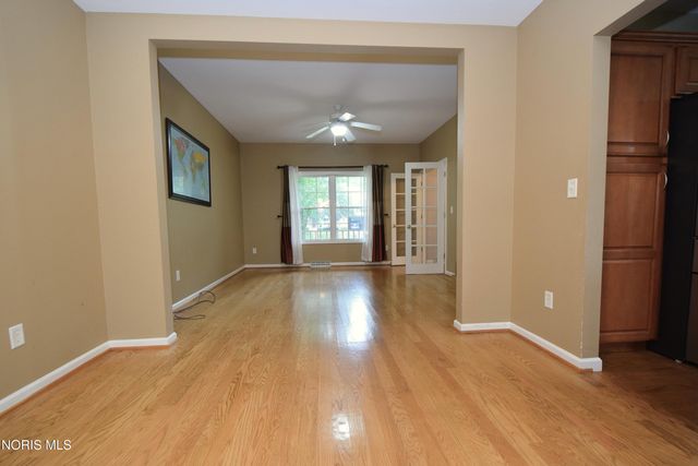 701 Whisperlake Rd, Holland, OH 43528