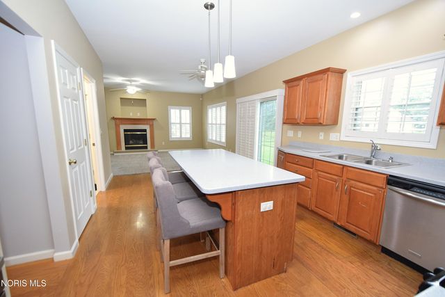 701 Whisperlake Rd, Holland, OH 43528