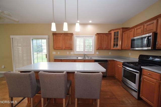 701 Whisperlake Rd, Holland, OH 43528