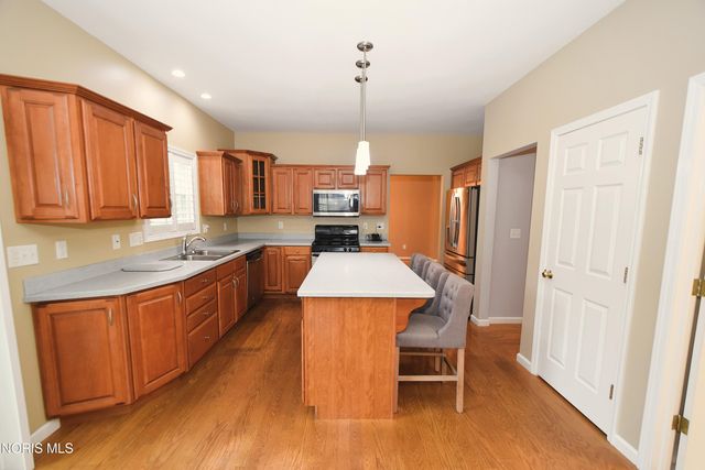 701 Whisperlake Rd, Holland, OH 43528