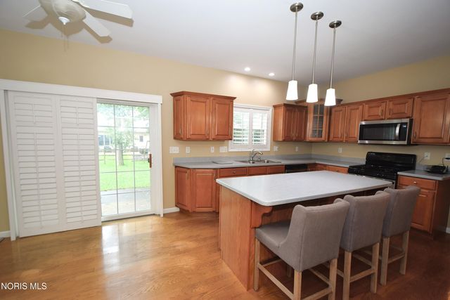 701 Whisperlake Rd, Holland, OH 43528