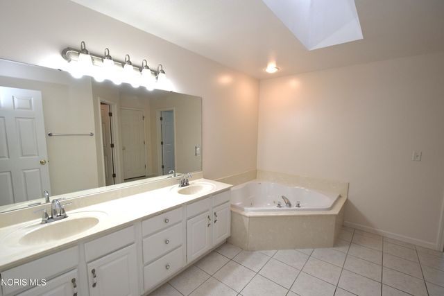 701 Whisperlake Rd, Holland, OH 43528