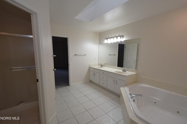 701 Whisperlake Rd, Holland, OH 43528