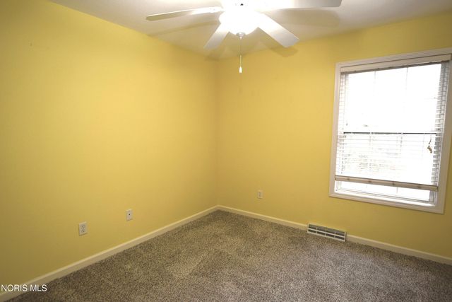 701 Whisperlake Rd, Holland, OH 43528
