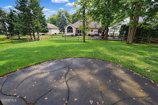 701 Whisperlake Rd, Holland, OH 43528