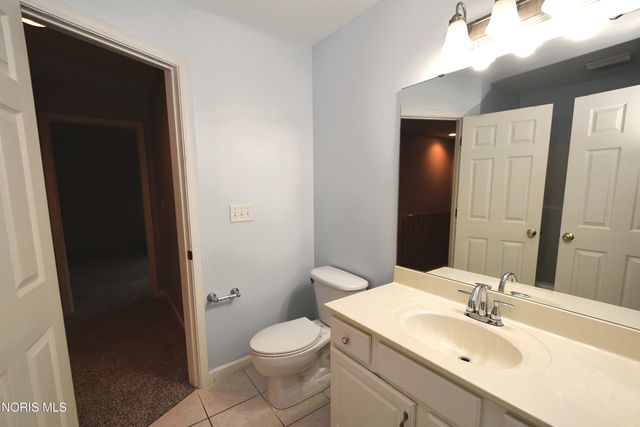 701 Whisperlake Rd, Holland, OH 43528