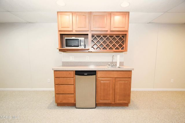 701 Whisperlake Rd, Holland, OH 43528