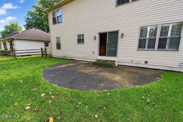 701 Whisperlake Rd, Holland, OH 43528