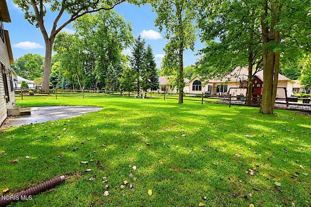 701 Whisperlake Rd, Holland, OH 43528