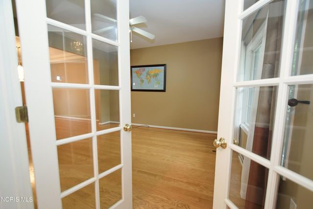 701 Whisperlake Rd, Holland, OH 43528