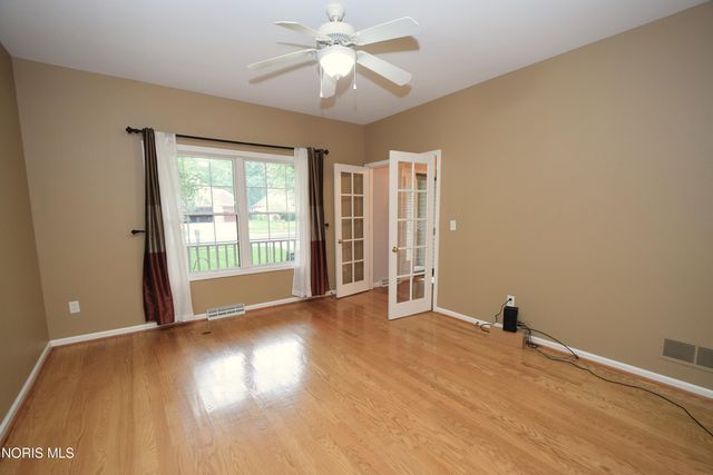 701 Whisperlake Rd, Holland, OH 43528