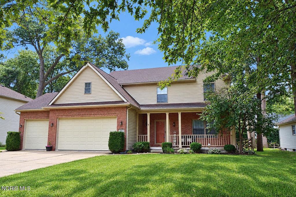 701 Whisperlake Rd, Holland, OH 43528