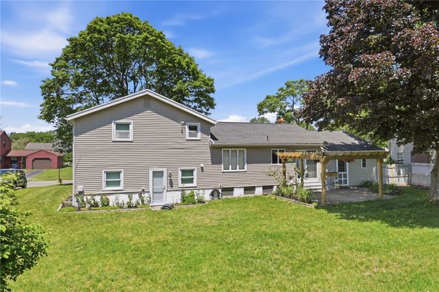 81 Minocqua Dr, Irondequoit, NY 14617
