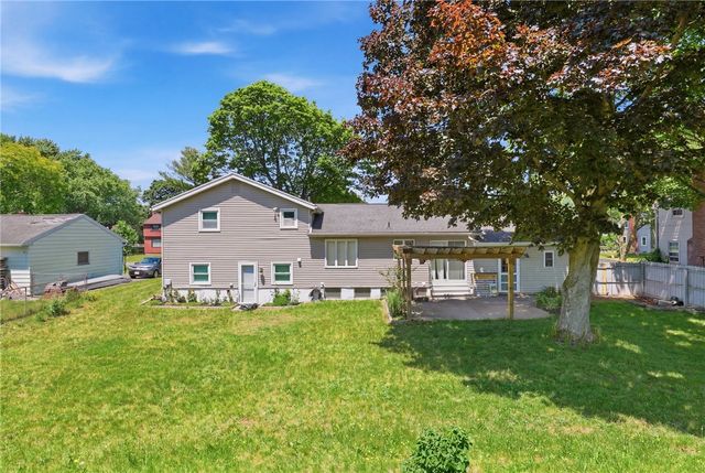 81 Minocqua Dr, Irondequoit, NY 14617