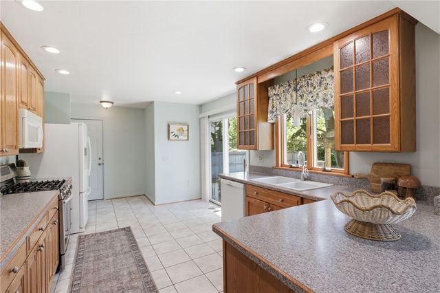 81 Minocqua Dr, Irondequoit, NY 14617