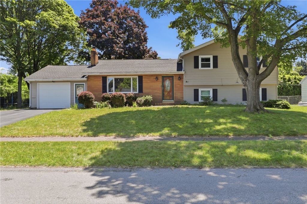 81 Minocqua Dr, Irondequoit, NY 14617
