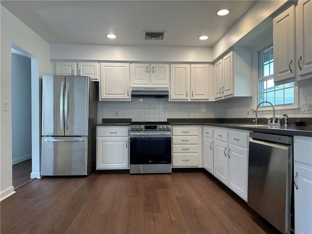 11 Pocono Road, Middletown, RI 02842