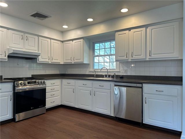 11 Pocono Road, Middletown, RI 02842