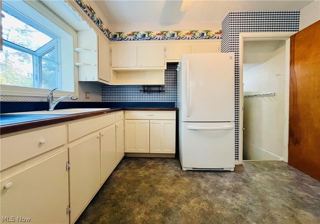 211 Square Drive, Madison, OH 44057