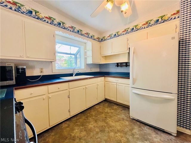 211 Square Drive, Madison, OH 44057