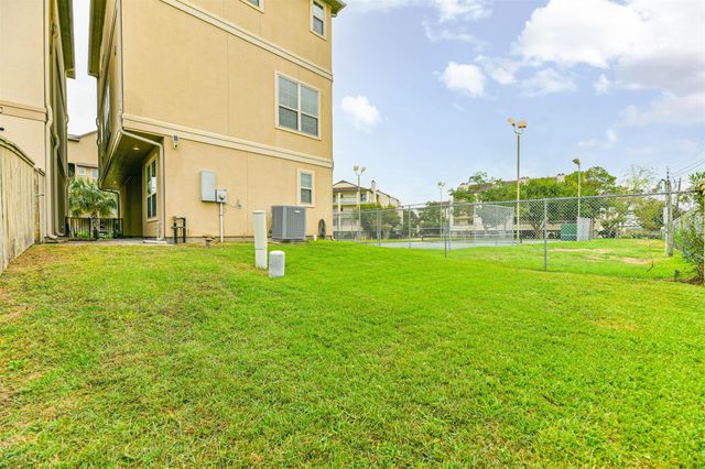 18721 Egret Oaks Lane, Webster, TX 77058