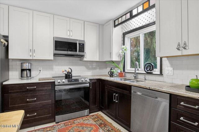 6 Stover Place, Colonie, NY 12205