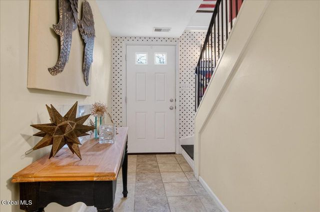 6 Stover Place, Colonie, NY 12205