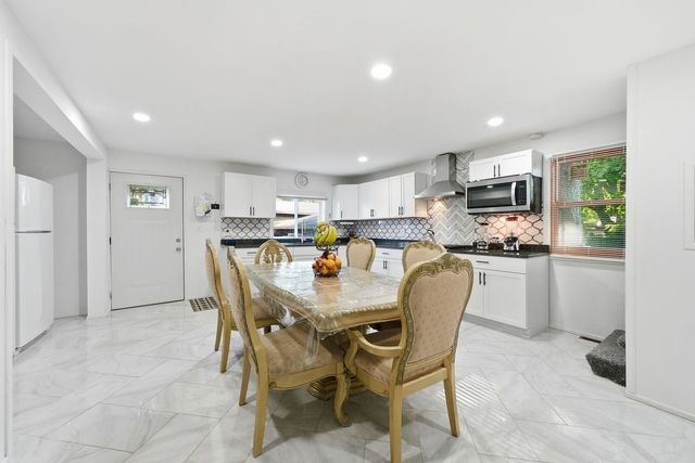2007 34th Street, Zion, IL 60099