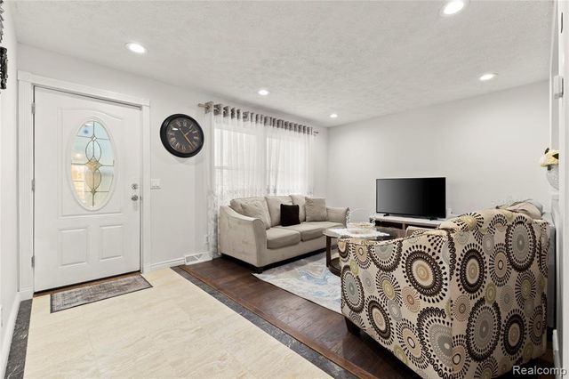 21670 Hancock Street, Farmington, MI 48336