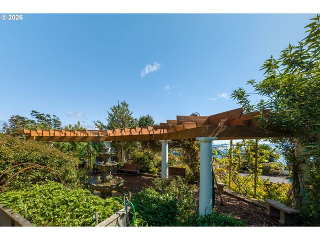 930 Nw HIGHLAND Dr, Waldport, OR 97394