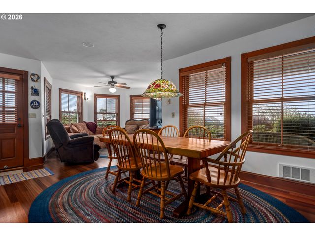 930 Nw HIGHLAND Dr, Waldport, OR 97394